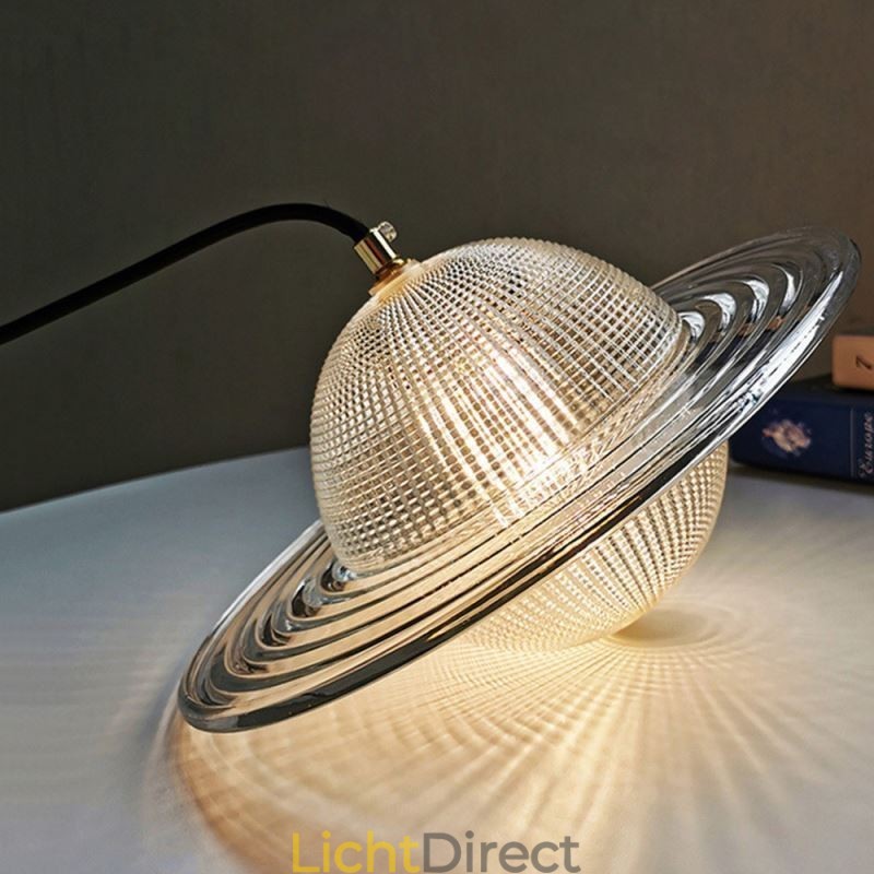 Moderne glazen hanglamp in de vorm van een plafondlamp
