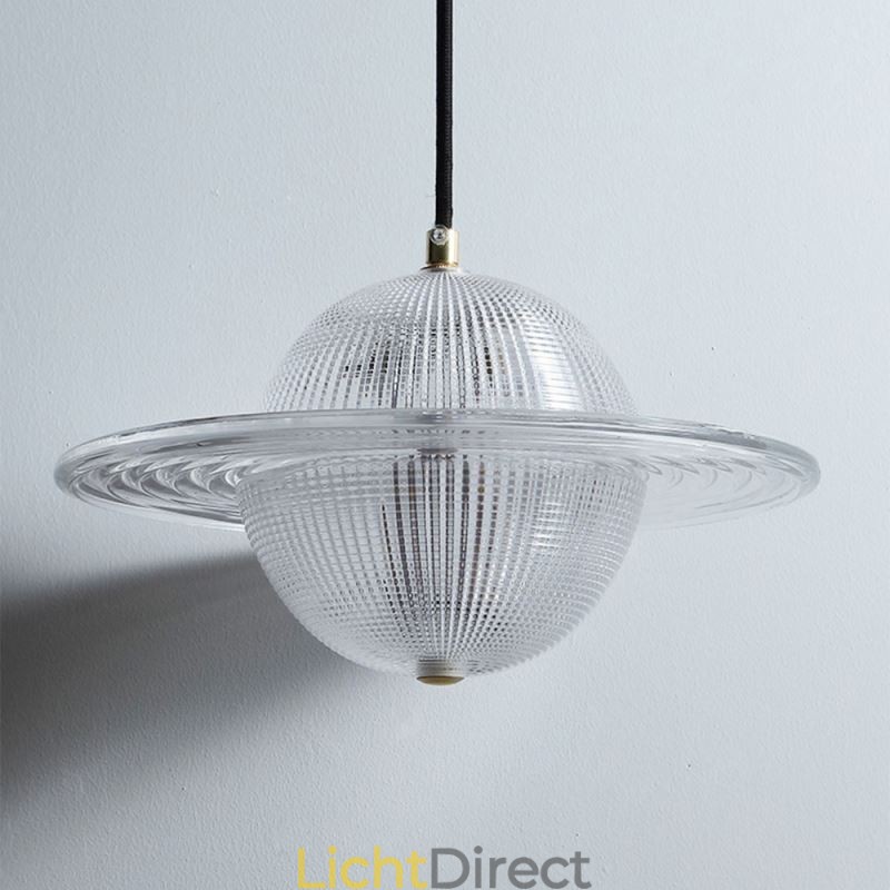 Moderne glazen hanglamp in de vorm van een plafondlamp
