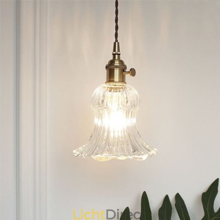 Heldere geribbelde glazen hanglamp in de vorm van een bloem met draaischakelaar Heldere geribbelde glazen hanglamp in de vorm van een bloem met draaischakelaar
