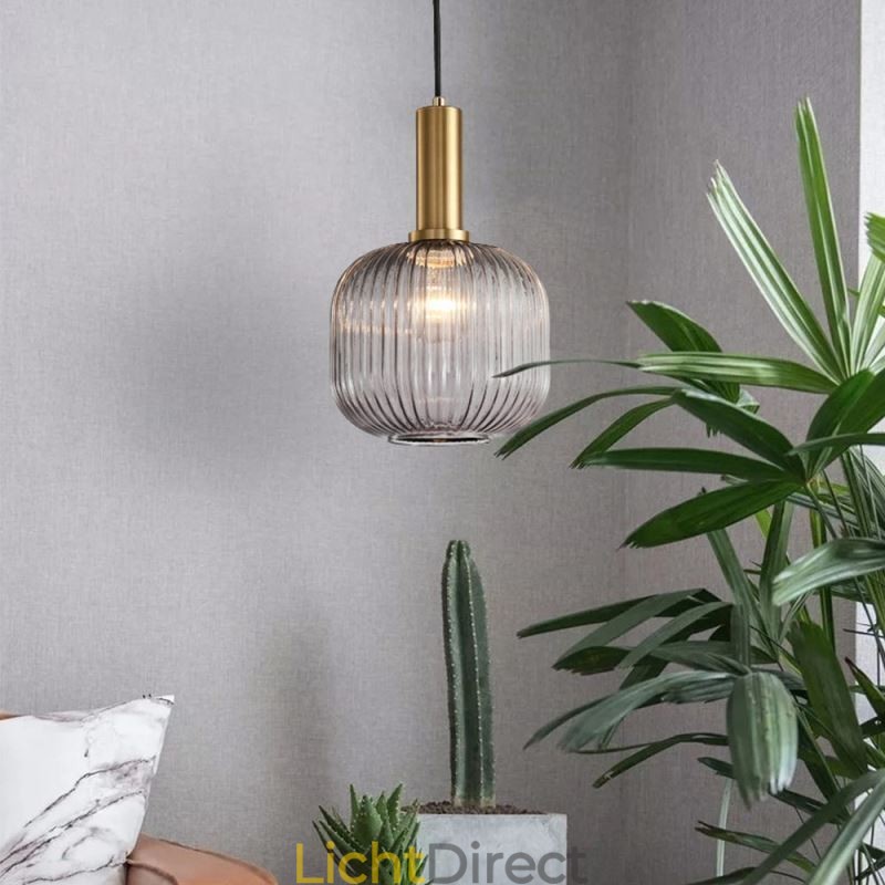 Geribbelde glazen hanglamp met messing houder