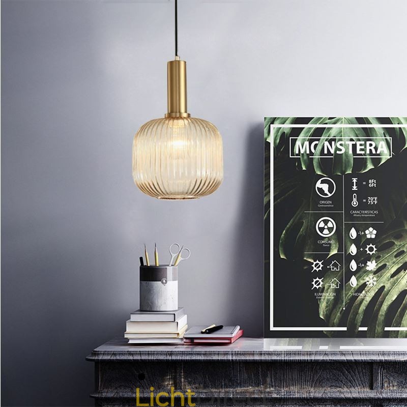 Geribbelde glazen hanglamp met messing houder