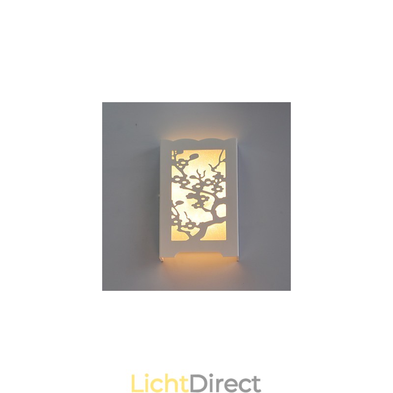 Witte pruimenbloem wandlamp met snijpatronen of ontwerpen op houtwerklampen