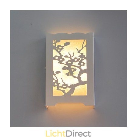 Witte pruimenbloem wandlamp met snijpatronen of ontwerpen op houtwerklampen Witte pruimenbloem wandlamp met snijpatronen of ontwerpen op houtwerklampen