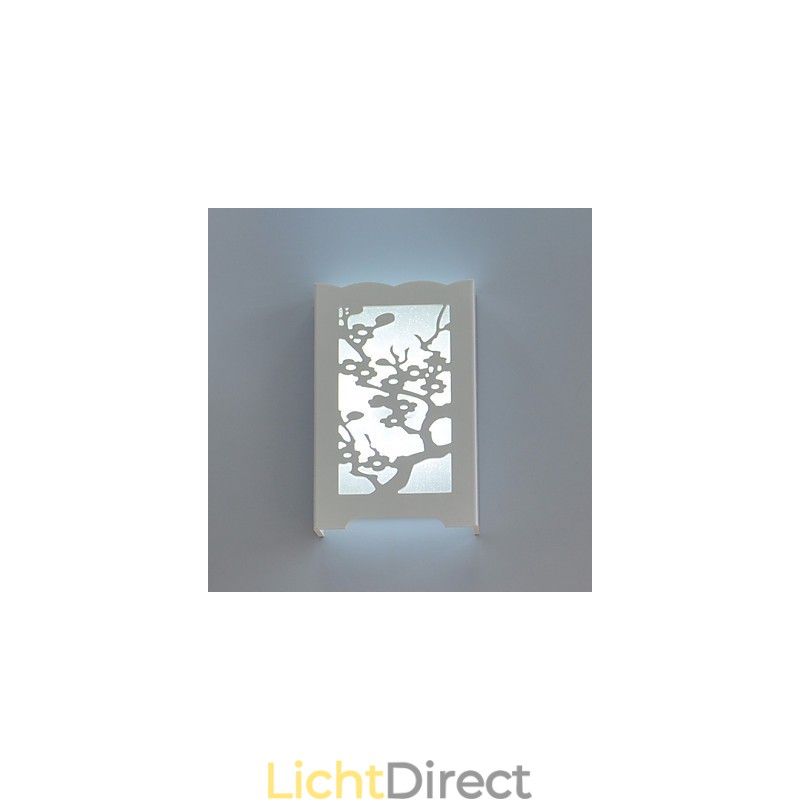 Witte pruimenbloem wandlamp met snijpatronen of ontwerpen op houtwerklampen