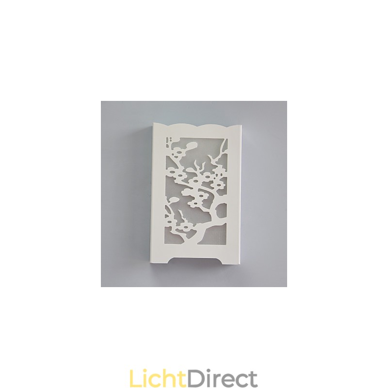 Witte pruimenbloem wandlamp met snijpatronen of ontwerpen op houtwerklampen