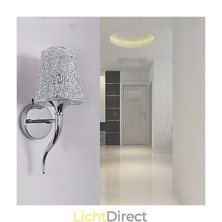 Zilveren bedlamp leeslamp wandlampen loodgieterswerk val achtergrond spiegellicht Zilveren bedlamp leeslamp wandlampen loodgieterswerk val achtergrond spiegellicht