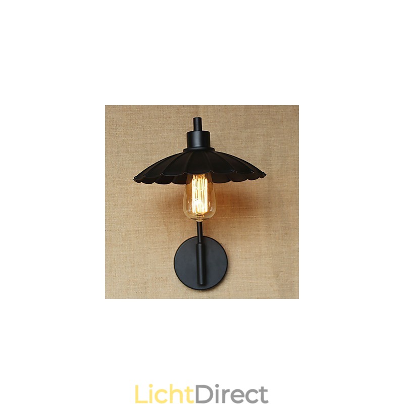 Klassieke decoratieve wandlamp van ijzer, eenvoudig