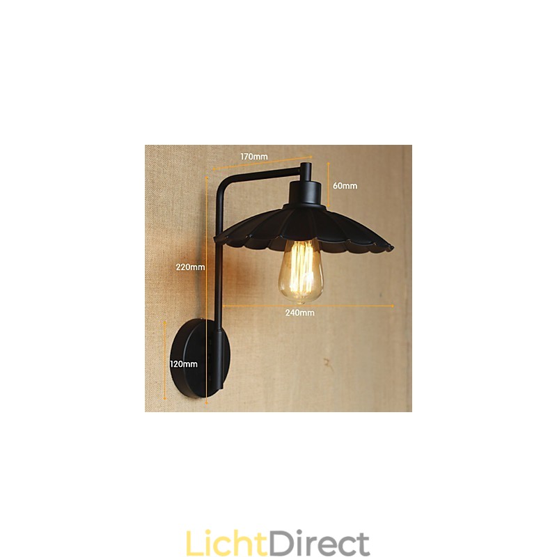Klassieke decoratieve wandlamp van ijzer, eenvoudig