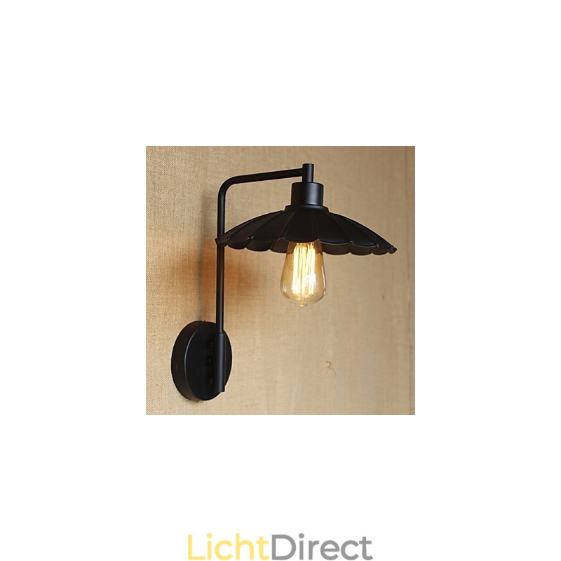 Klassieke decoratieve wandlamp van ijzer, eenvoudig