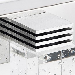 Moderne wandlamp met glazen bubbel kubusvormige kap spiegelfront stijl