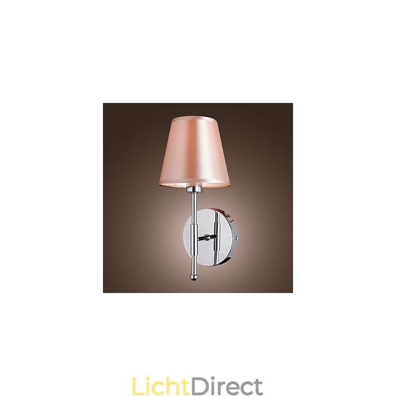 Eenvoudig ontworpen wandlamp in warm licht