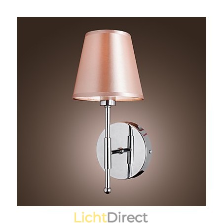 Eenvoudig ontworpen wandlamp in warm licht Eenvoudig ontworpen wandlamp in warm licht