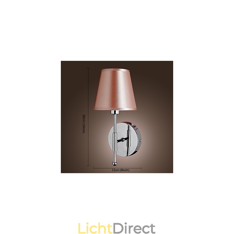 Eenvoudig ontworpen wandlamp in warm licht