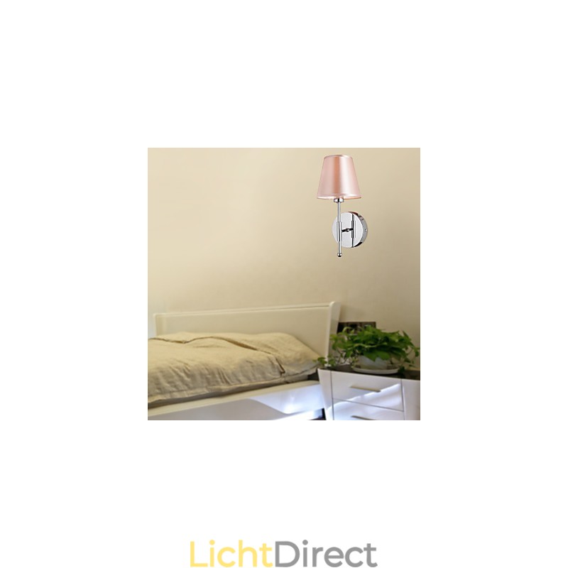 Eenvoudig ontworpen wandlamp in warm licht