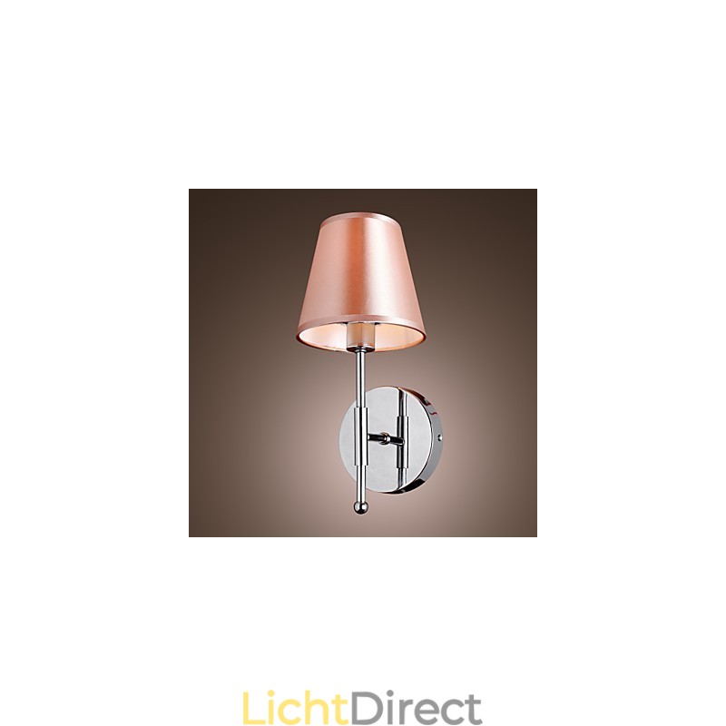 Eenvoudig ontworpen wandlamp in warm licht