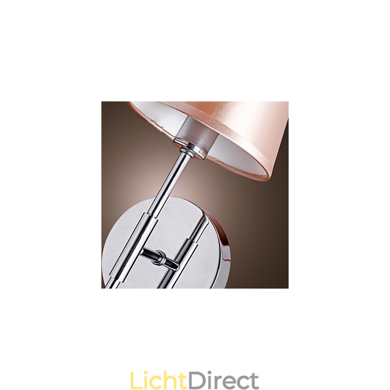 Eenvoudig ontworpen wandlamp in warm licht