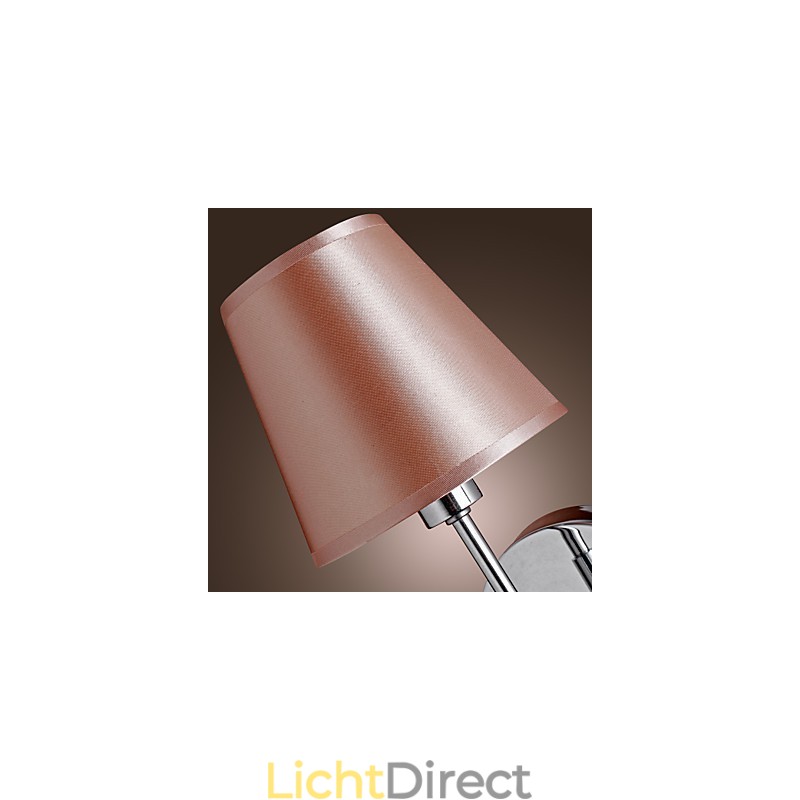 Eenvoudig ontworpen wandlamp in warm licht