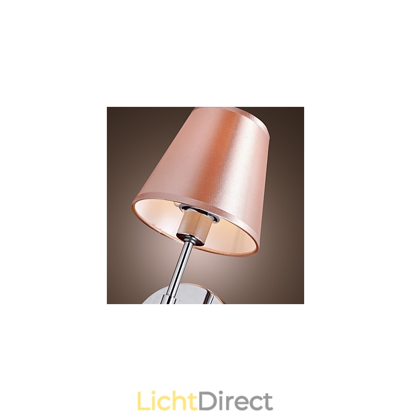 Eenvoudig ontworpen wandlamp in warm licht