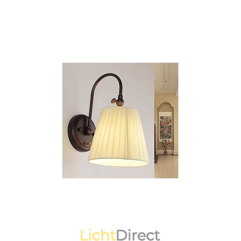 Wandlamp van ijzer met stoffen kap in 1 lamp