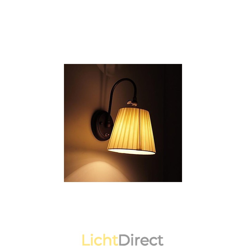 Wandlamp van ijzer met stoffen kap in 1 lamp