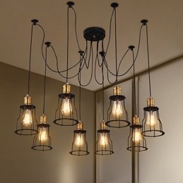 Landontwerpers schilderen metalen kroonluchter