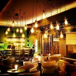 Landontwerpers schilderen metalen kroonluchter