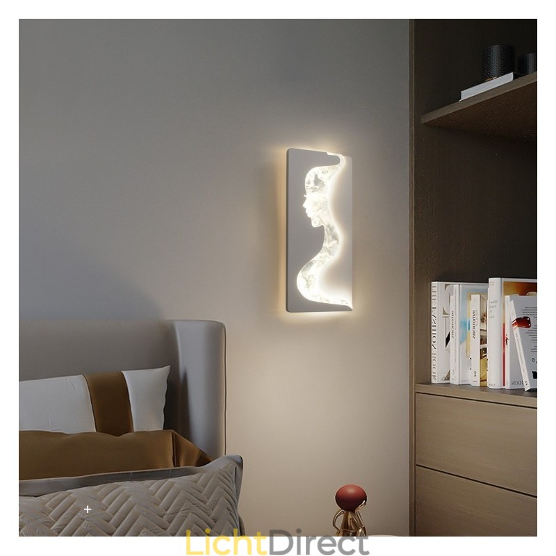 Binnen schattige meisjes kijkend naar links rechts wandlamp