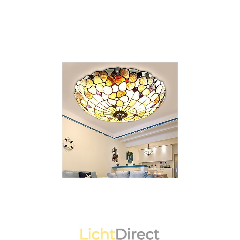 De schelpen van de Middellandse Zee absorberen het licht van de koepel.