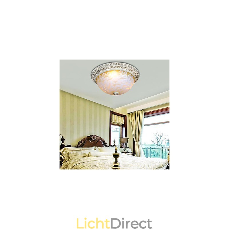 Witte plafondlamp met patroon van glashars en goudkleurig snijwerk in Europese stijl