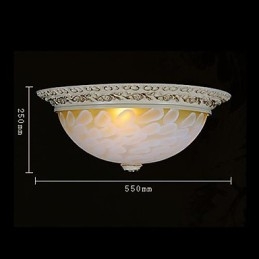 Witte plafondlamp met patroon van glashars en goudkleurig snijwerk in Europese stijl