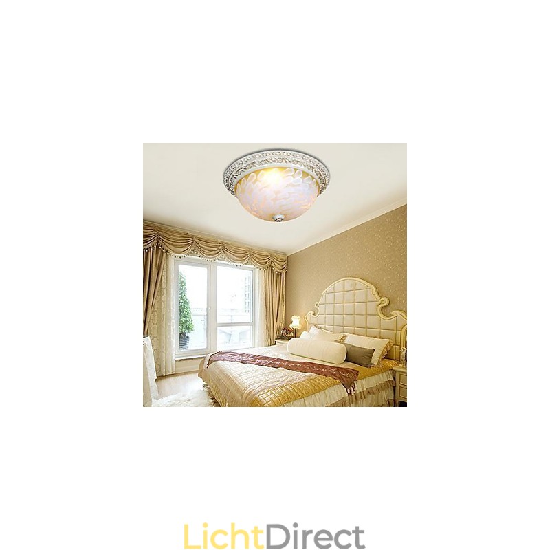 Witte plafondlamp met patroon van glashars en goudkleurig snijwerk in Europese stijl