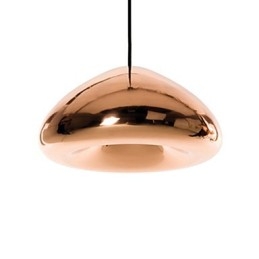 Moderne, eigentijdse metalen hanglamp met schilderij