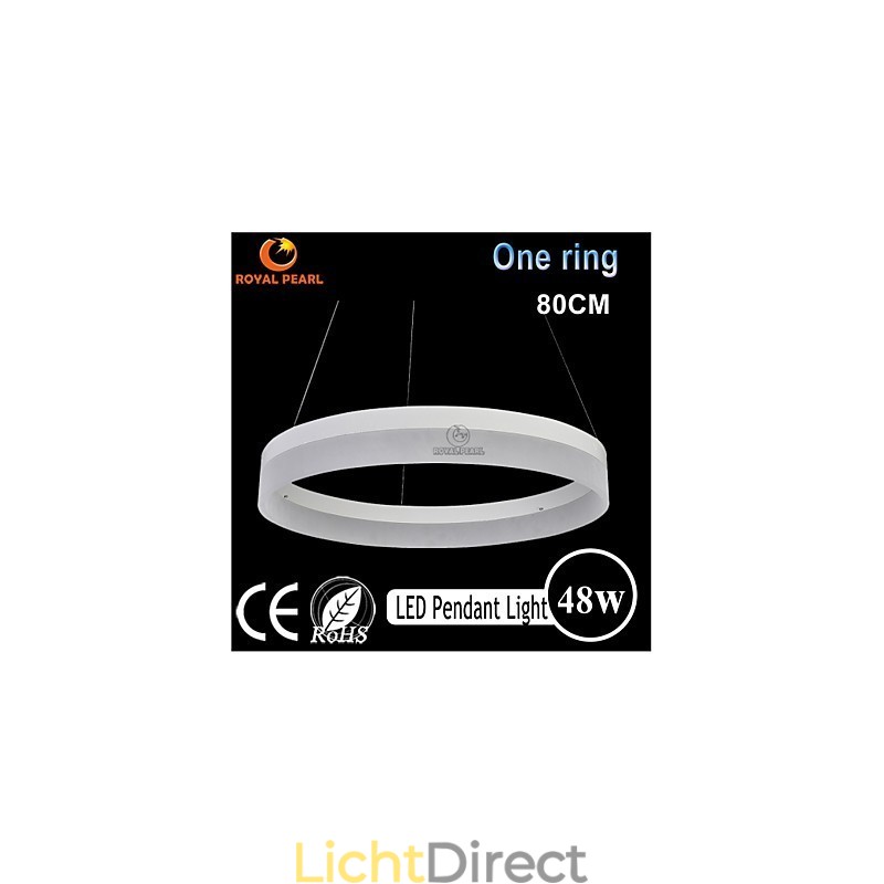 Ronde hanglamp opgehangen rond gat geperforeerd paneel