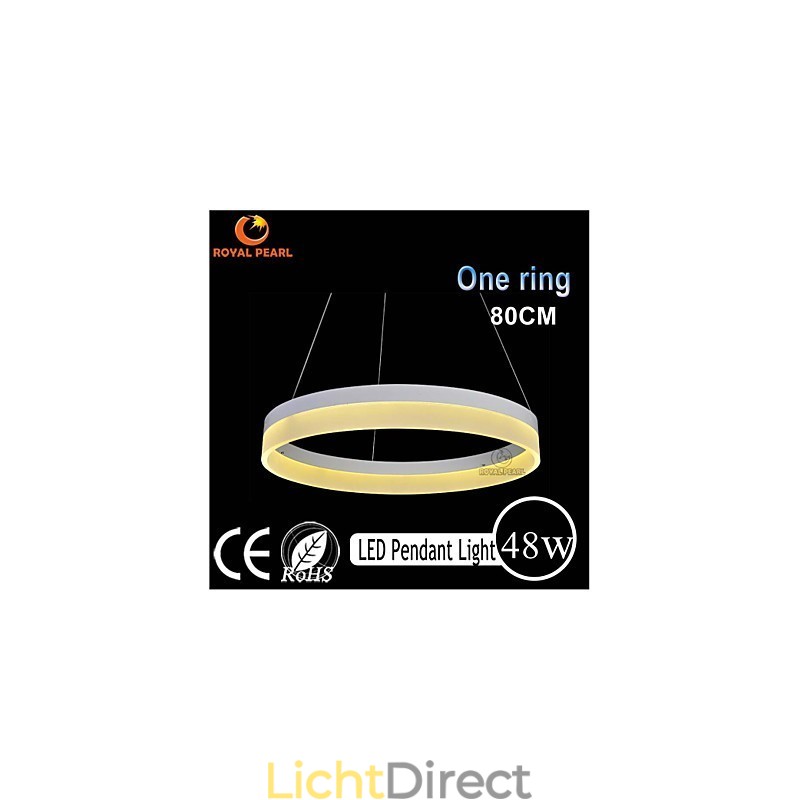 Ronde hanglamp opgehangen rond gat geperforeerd paneel