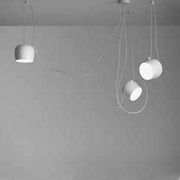 Moderne, eigentijdse metalen hanglamp met schilderij
