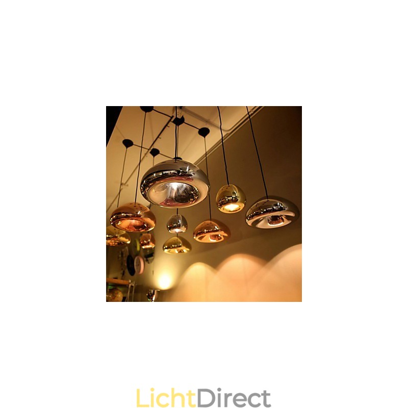 Moderne, eigentijdse metalen hanglamp met schilderij