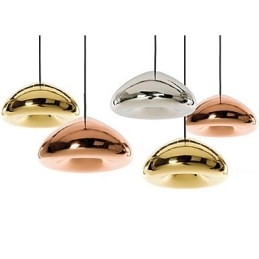 Moderne, eigentijdse metalen hanglamp met schilderij