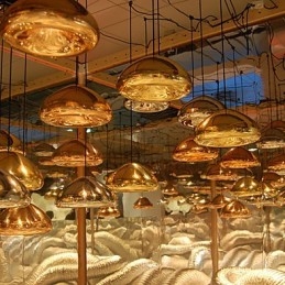 Moderne, eigentijdse metalen hanglamp met schilderij