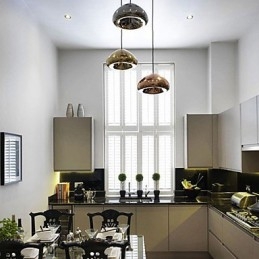 Moderne, eigentijdse metalen hanglamp met schilderij